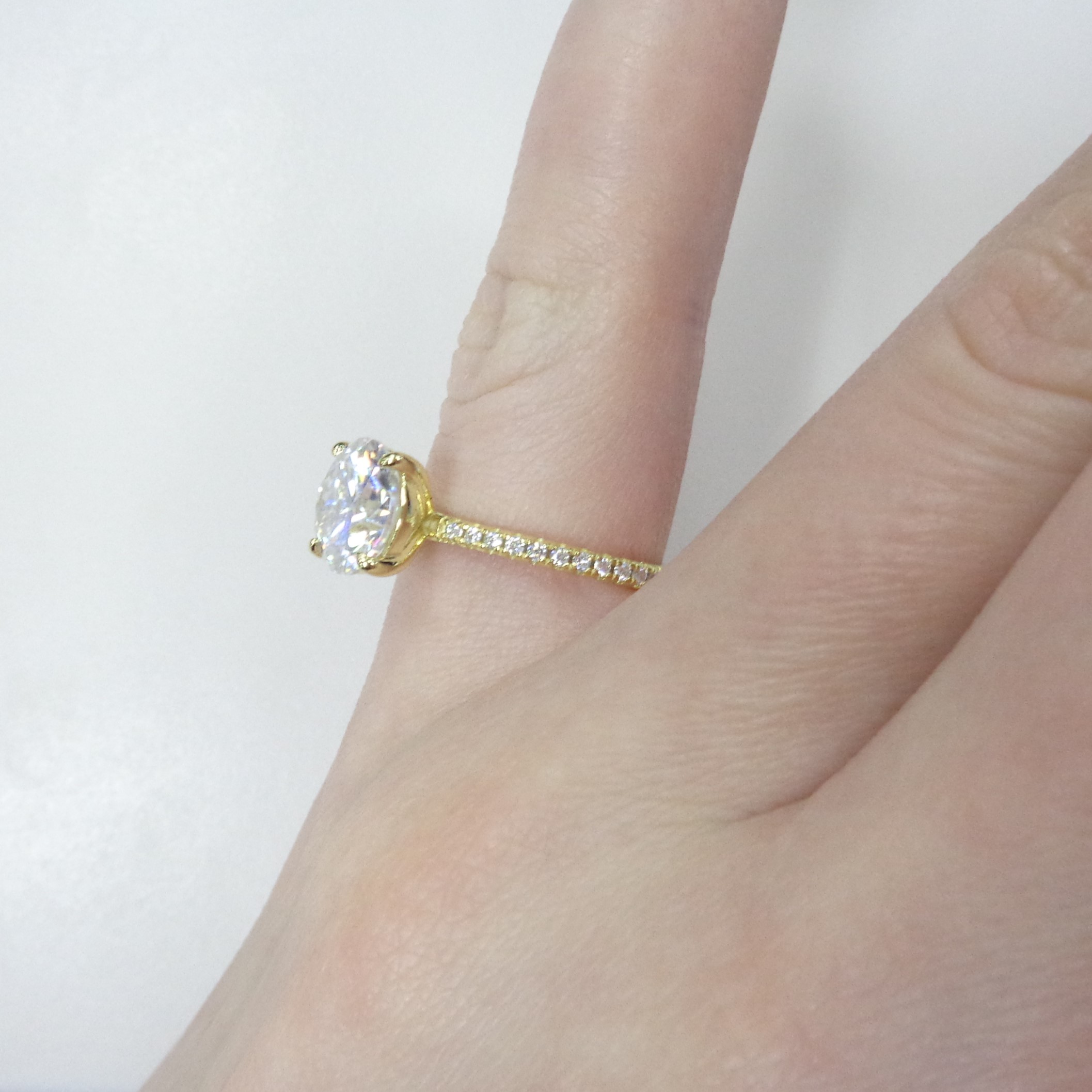 Серебряное кольцо с муассанитами